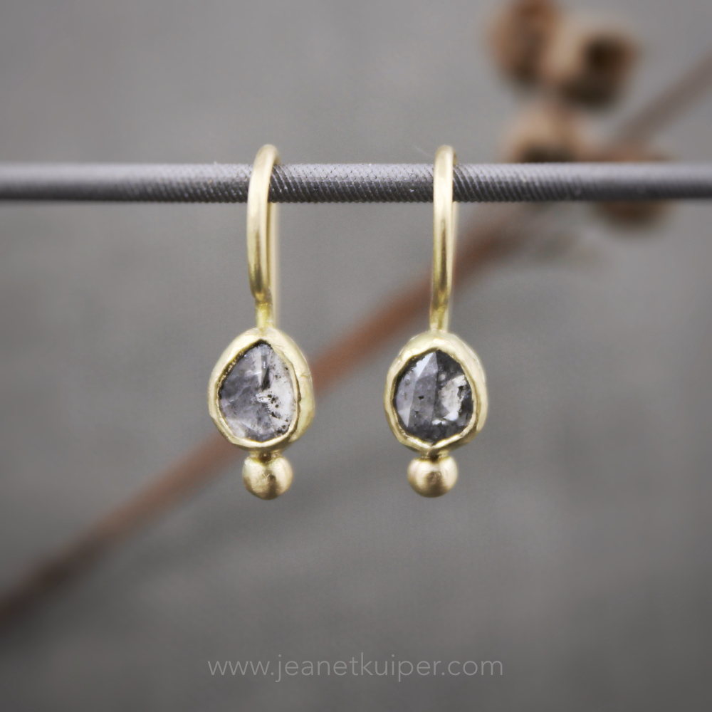oorhangers met roos zout- en peperdiamant