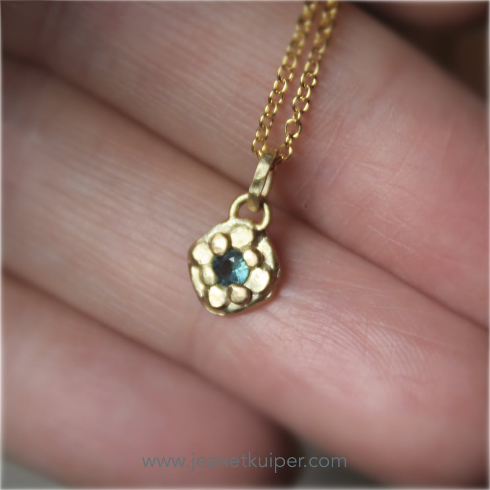 Pendant with a green-blue sapphire