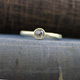 gehamerde ring met een zout- en peperroosdiamant