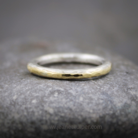 zilveren gehamerde ring met een gouden randje