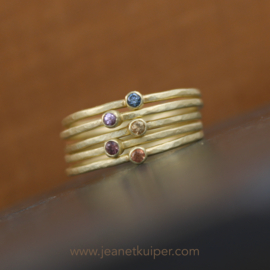 gehamerde ring met saffier