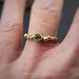 ring met ovale groenblauwe saffier