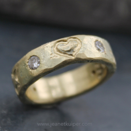 ring met symbolen van erfgoud