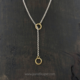 collier met gouden ringetjes