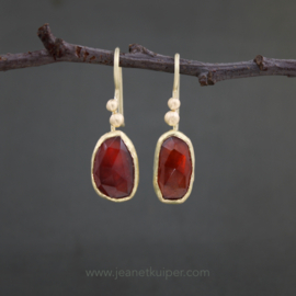 oorhangers met roosgeslepen granaat