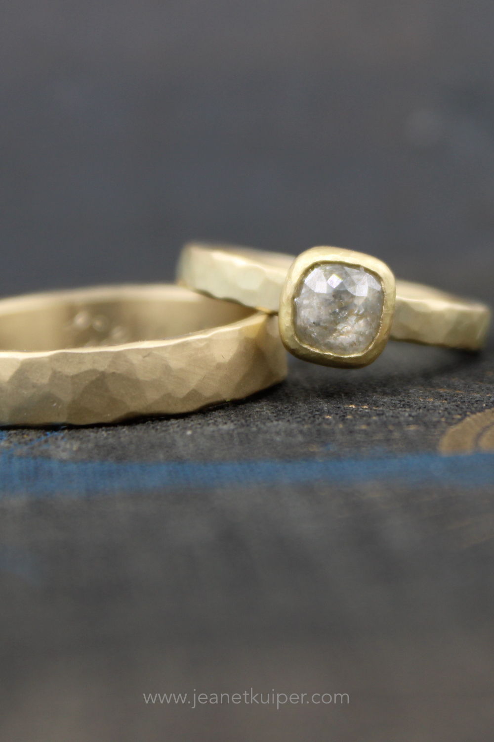 trouwringen met een grijze roosgeslepen diamant