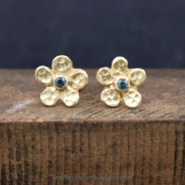 bloemstekers met blauwe saffier