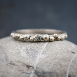 witgouden balletjesring met diamant