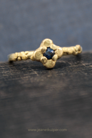 ring met een blauwe saffier in quatrefoil