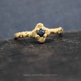 ring met een blauwe saffier in quatrefoil
