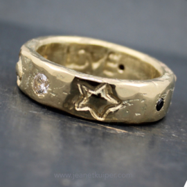 ring met symbolen van erfgoud