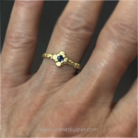 ring met een blauwe saffier in quatrefoil