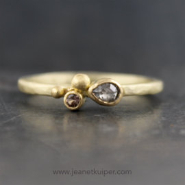 ring met een zout- en peperdiamant en aubergine saffier