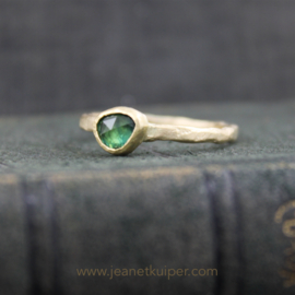 organische ring met groene roossaffier