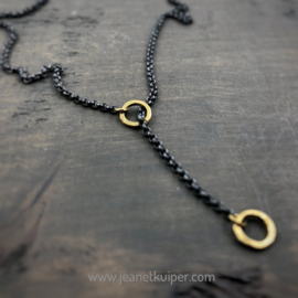 collier met gouden ringetjes