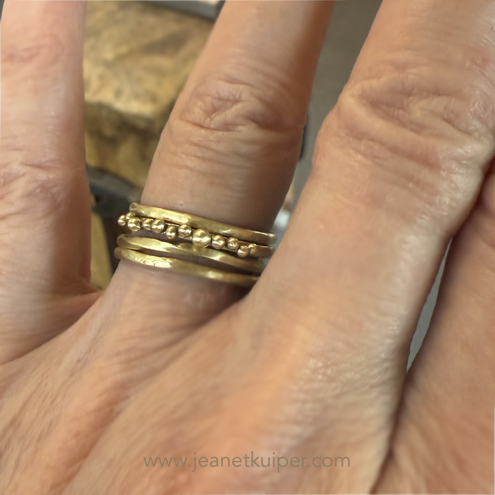 set van vier ringen met balletjes