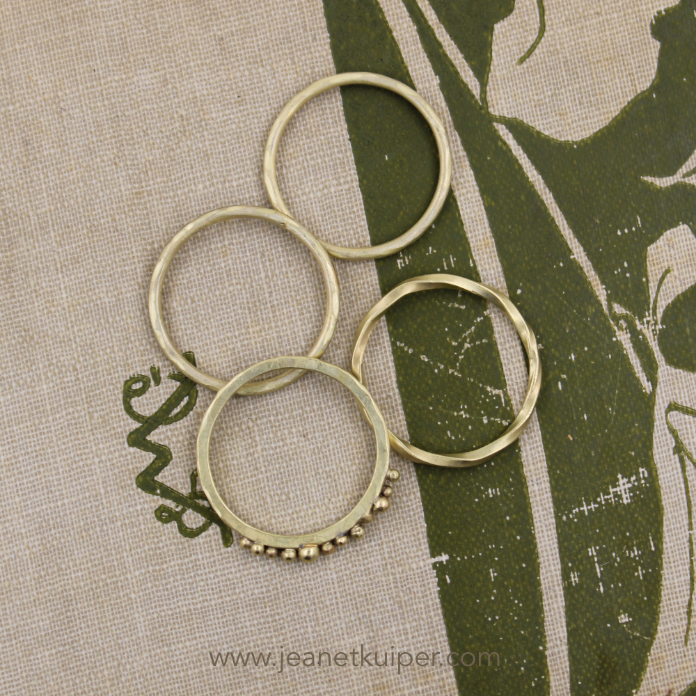 set van vier ringen met balletjes