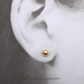 oorstekers met roodbruine roosgeslepen diamant