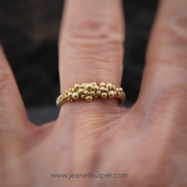 ring in 14k geelgoud met speelse balletjes