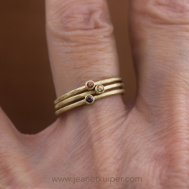 gehamerde ring met saffier