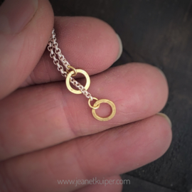 collier met gouden ringetjes