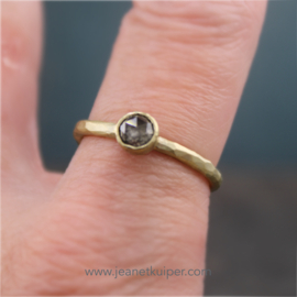 gehamerde ring met een zout- en peperroosdiamant