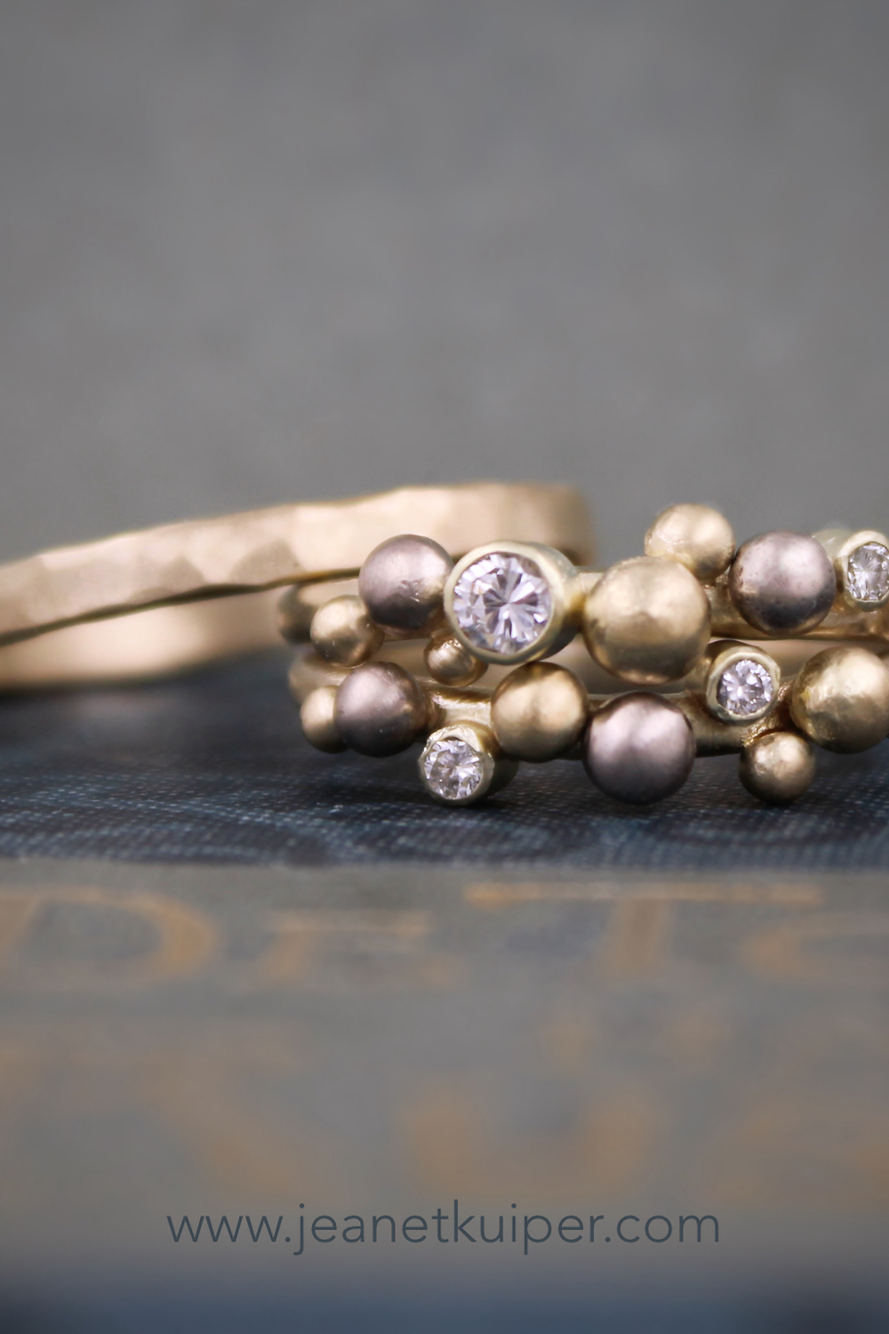 trouwringen met balletjes en diamant