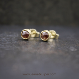 oorstekers met roodbruine roosgeslepen diamant