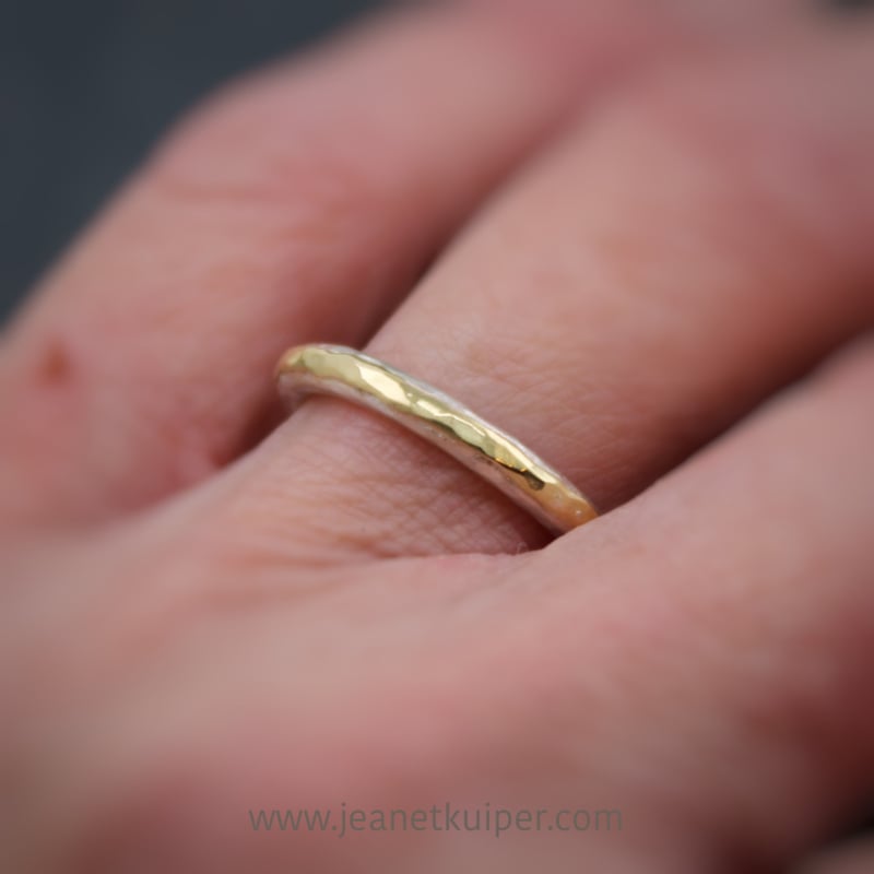 Betekenisvol De Kamer Per ongeluk zilveren gehamerde ring met een gouden randje (maat: 15) | RINGEN | Atelier  Jeanet Kuiper