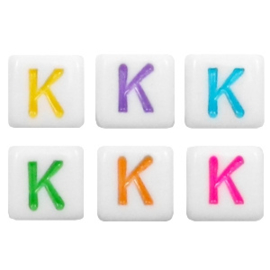 Letterkraal "K" acryl vierkant 6x6mm multicolor-wit