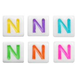 Letterkraal "N" acryl vierkant 6x6mm multicolor-wit