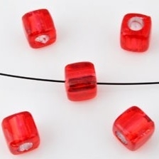 Acrylkraal 7x7mm kubus rood d09875