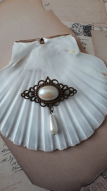 BR35 - Victoriaanse broche met pareldruppel