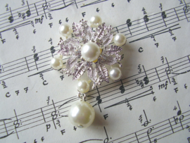 BR15 - Rococo / Tudor broche met parels