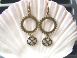 OB26 - Steampunk oorhangers met dubbele radertjes