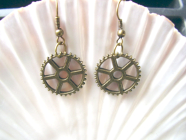OB29 - Steampunk oorhangers met radertjes