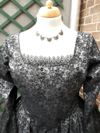 DJ07 - Vroeg-18e eeuwse tweedelige jurk