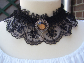 CH02 - Kanten choker met ronde broche - bruin