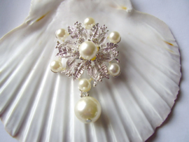BR15 - Rococo / Tudor broche met parels