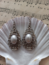 OB55 - Barok oorhangers zilver met parelcabochons
