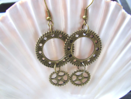 OB23 - Steampunk oorhangers met dubbele radertjes