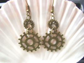 OB25 - Steampunk oorhangers met dubbele radertjes