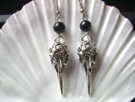 OB18 - Gothic oorhangers met ravenschedels