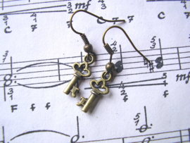 OB39 - Steampunk oorhangers met sleuteltjes S