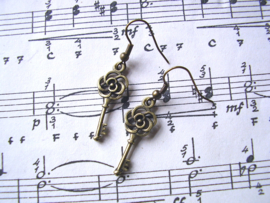 OB36 - Steampunk oorhangers met sleuteltjes M