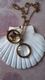HK13 - Ketting met vergrootglas-medaillon Vlinder