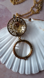 HK14 - Ketting met een filigrain vergrootglas-medaillon