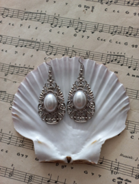 OB55 - Barok oorhangers zilver met parelcabochons