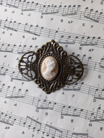 BR33 - Grote bronzen broche met camee