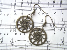 OB24 - Steampunk oorhangers met radertjes